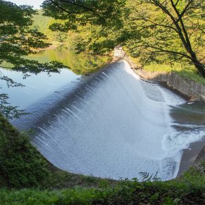 Image promotionnelle de l'exposition "Environnement bâti : Un guide alternatif du Japon" présentée du 20 nov. 2025 au 25 janvier 2026. Crédit de l'image : Barrage de Hakusui, conçu par l’ingénieur Yasuo Ono.