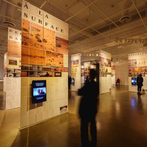 Photo de l'exposition "Toxicité coloniale : Architecture et paysage radioactifs français dans le Sahara" présentée au Centre de design de l'UQAM du 19 févr. au 12 avr. 2026